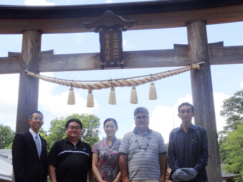 多神社鳥居の前にて